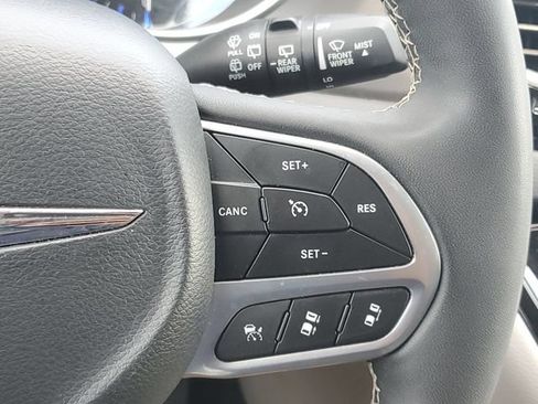 Used 2024 Chrysler Pacifica Touring-L FWD image 24
