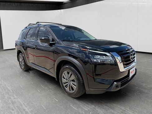 Used 2025 Nissan Pathfinder SV FWD image 7