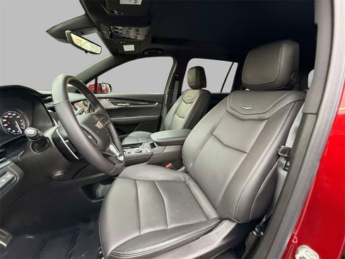 Used 2024 Cadillac XT6 Sport w/ Technology Package image 2