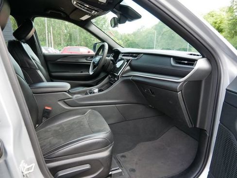 Used 2024 Jeep Grand Cherokee Altitude AWD/4WD image 8