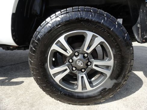 Used 2017 Toyota Tacoma SR5 RWD image 25