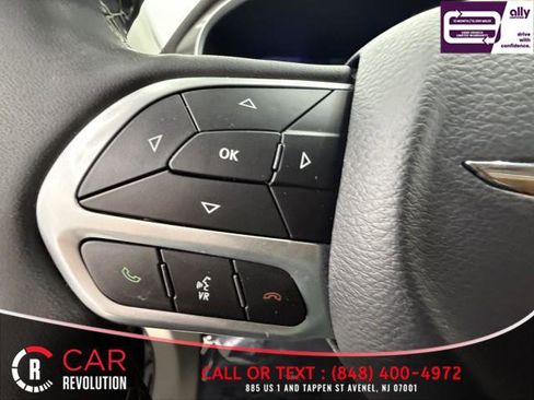 Used 2024 Chrysler Pacifica Touring-L FWD image 18