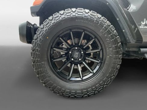 Used 2021 Jeep Gladiator Overland w/ Cold Weather Group AWD/4WD image 13
