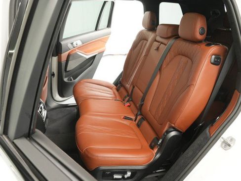 Used 2025 BMW X7 M60i image 64