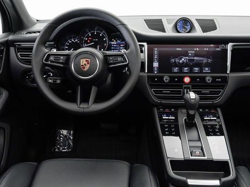 Certified 2025 Porsche Macan image 15