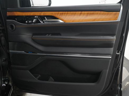 Used 2023 Jeep Grand Wagoneer Series III AWD/4WD image 12