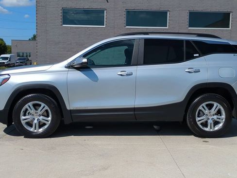 Used 2021 GMC Terrain SLE w/ Driver Convenience Package image 3