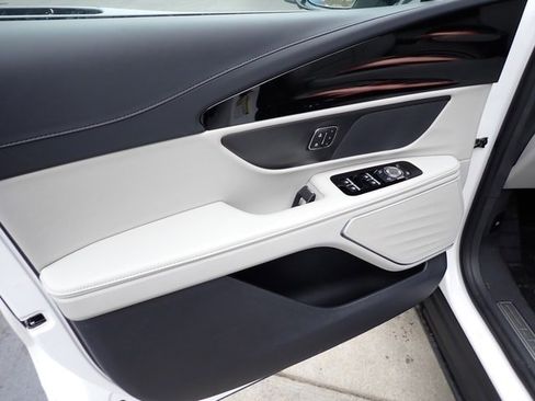 New 2026 Lincoln Nautilus Premier image 26