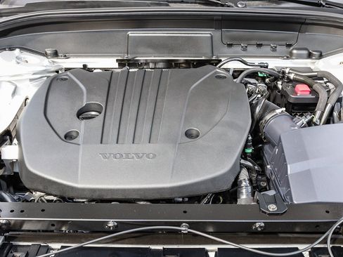 Used 2025 Volvo XC60 B5 Plus image 27