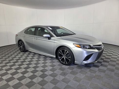 Used 2018 Toyota Camry SE FWD image 2