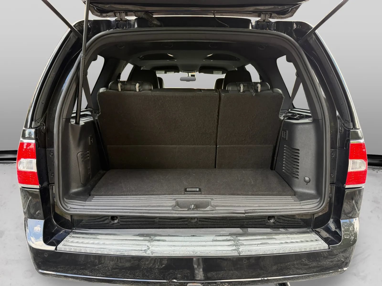 Used 2014 Lincoln Navigator 2WD image 19