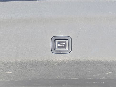 Used 2022 Cadillac Escalade Premium Luxury image 17