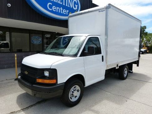 Used 2017 Chevrolet Express 3500 RWD image 2