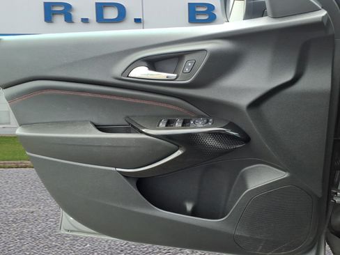 Used 2024 Chevrolet Trax RS w/ Sunroof Package FWD image 9