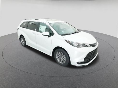 New 2026 Toyota Sienna XLE image 13