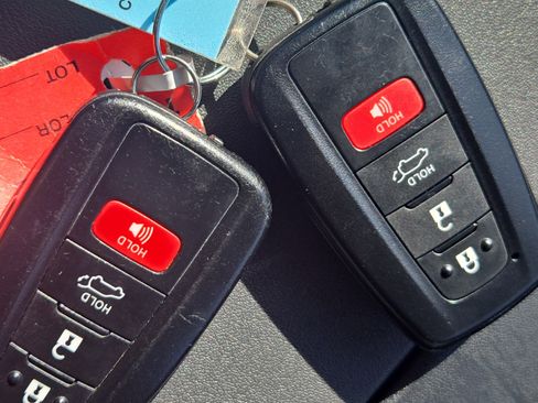 Used 2022 Toyota Highlander XLE image 31