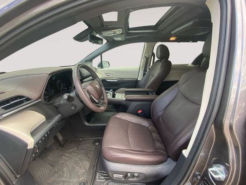 Used 2023 Toyota Sienna Platinum AWD/4WD image 4