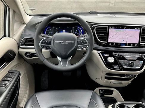 Used 2024 Chrysler Pacifica Select image 5