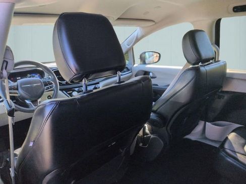 Used 2023 Chrysler Pacifica Touring-L FWD image 25