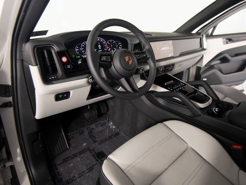 Certified 2026 Porsche Cayenne E-Hybrid Coupe AWD/4WD image 17