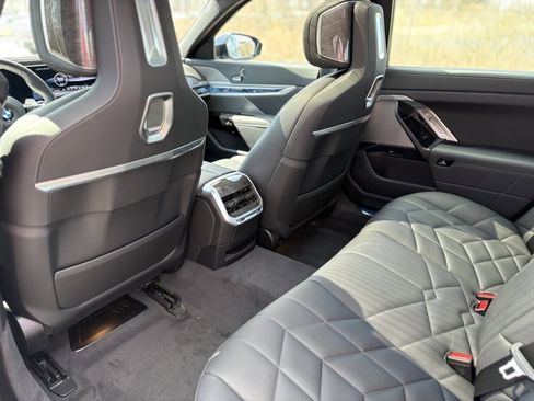 Used 2025 BMW 760i xDrive image 19