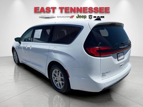 Used 2024 Chrysler Pacifica Touring-L FWD image 5