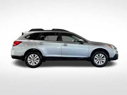 Used 2017 Subaru Outback 2.5i Premium image 3