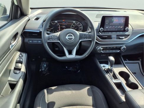 Used 2025 Nissan Altima 2.5 SV FWD image 9