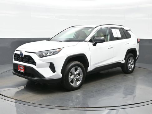 Used 2022 Toyota RAV4 LE AWD/4WD image 2