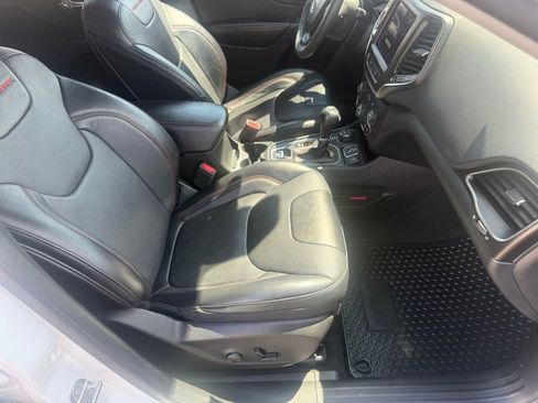 Used 2022 Jeep Cherokee Trailhawk w/ Premium Leather Package AWD/4WD image 57