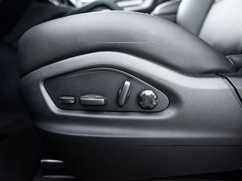 Certified 2026 Porsche Cayenne AWD/4WD image 18