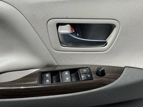 Used 2020 Toyota Sienna XLE w/ XLE Navigation Package FWD image 21