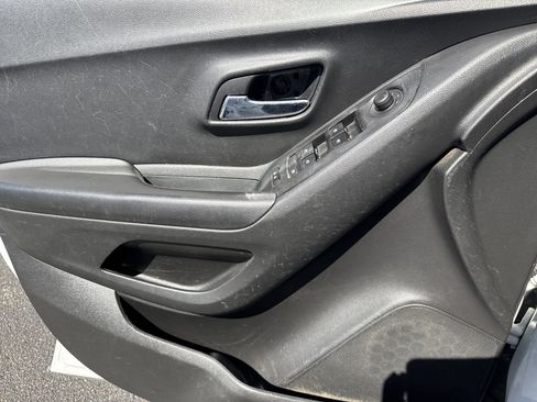 Used 2021 Chevrolet Trax LS image 14