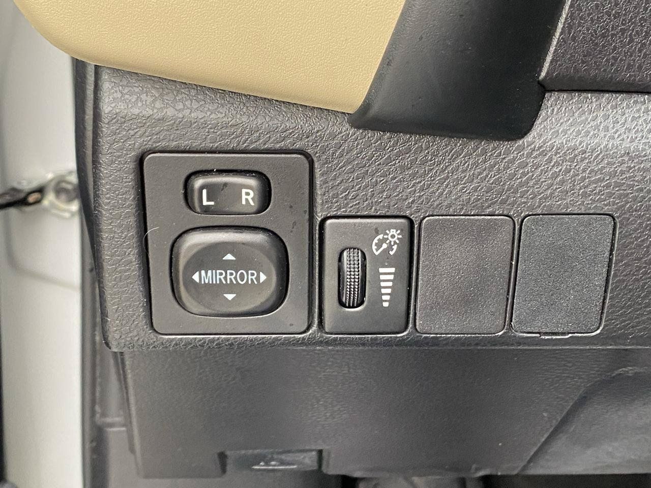 Used 2018 Toyota Corolla LE FWD image 14