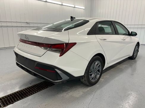 Used 2024 Hyundai Elantra SEL image 4