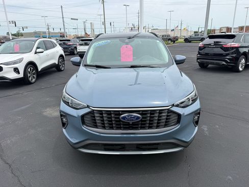 Used 2023 Ford Escape Platinum w/ Premium Technology Package AWD/4WD image 2