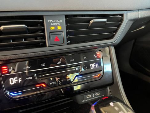 Used 2025 Volkswagen Jetta SE image 24