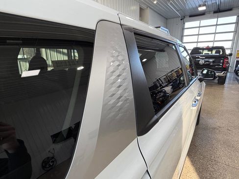 Used 2023 Kia Carnival LX image 37