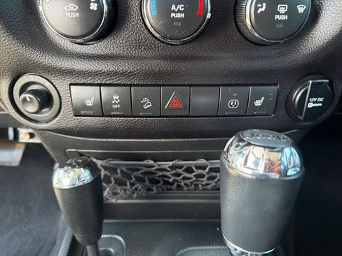 Used 2016 Jeep Wrangler Unlimited Rubicon w/ Connectivity Group image 36