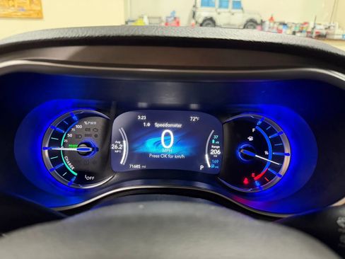 Used 2023 Chrysler Pacifica Touring-L FWD image 48