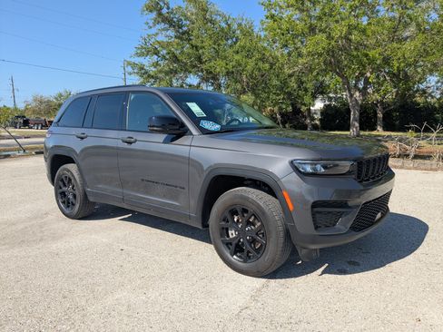 Used 2025 Jeep Grand Cherokee Altitude AWD/4WD image 2