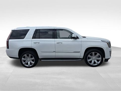 Used 2018 Cadillac Escalade Luxury RWD image 2