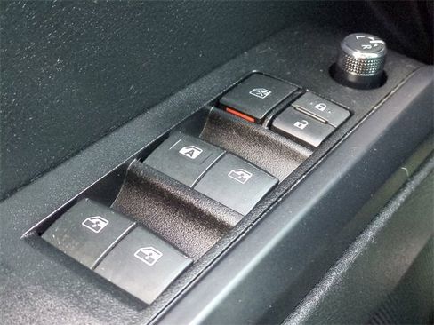 Used 2017 Toyota Tacoma SR image 22