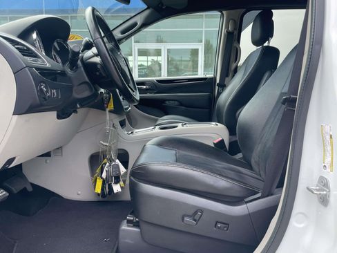 Used 2019 Dodge Grand Caravan SXT FWD image 14