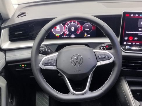 Used 2025 Volkswagen Tiguan SE FWD image 33