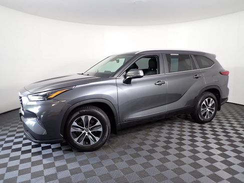 Used 2023 Toyota Highlander XLE AWD/4WD image 12