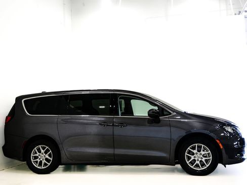 Used 2023 Chrysler Voyager LX FWD image 4
