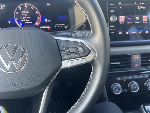 Used 2023 Volkswagen Taos SE w/ Panoramic Sunroof Package FWD image 17