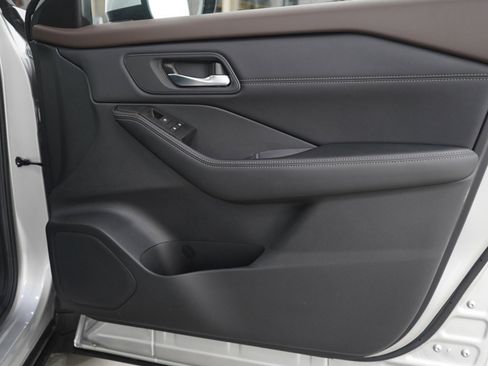 Used 2023 Nissan Rogue SV w/ SV Premium B Package image 9