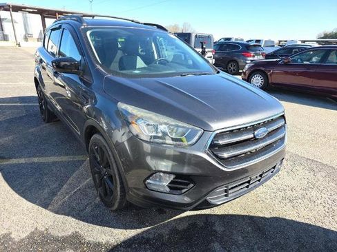 Used 2017 Ford Escape SE w/ SE Sport Appearance Package image 3